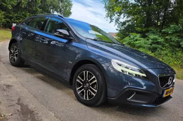 Volvo V40 Cross Country (2017) thumbnail 2