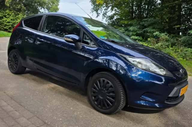 Ford Fiesta (2011) thumbnail 2