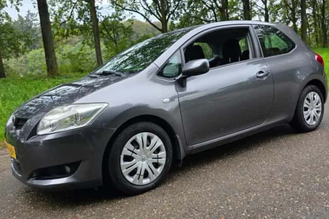 Toyota Auris (2008) thumbnail 1
