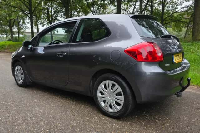Toyota Auris (2008) thumbnail 3