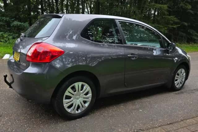 Toyota Auris (2008) thumbnail 4