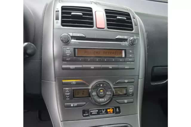 Toyota Auris (2008) thumbnail 6