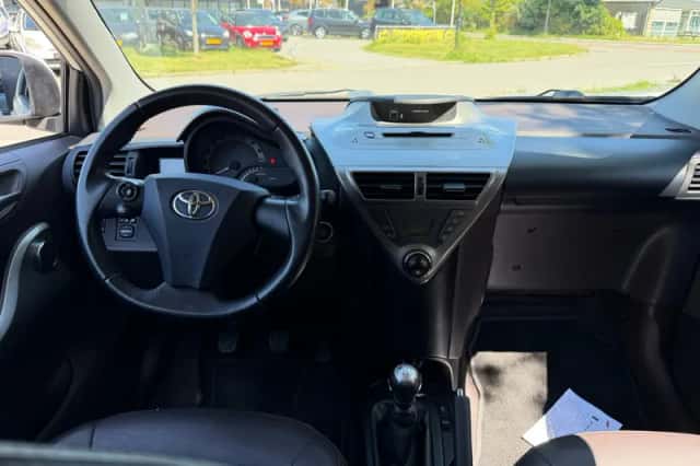 Toyota iQ (2010) thumbnail 2