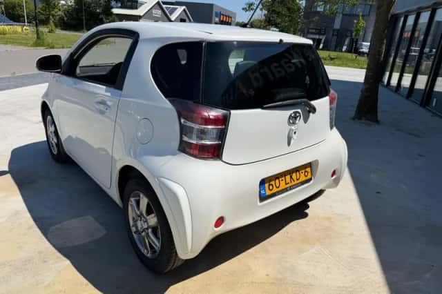 Toyota iQ (2010) thumbnail 3