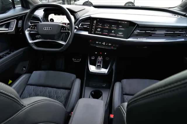 Audi Q4 e-tron (2023) thumbnail 3
