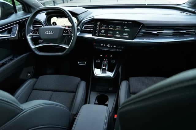 Audi Q4 e-tron (2023) thumbnail 3