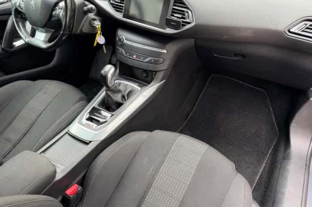 Peugeot 308 (2015) thumbnail 3