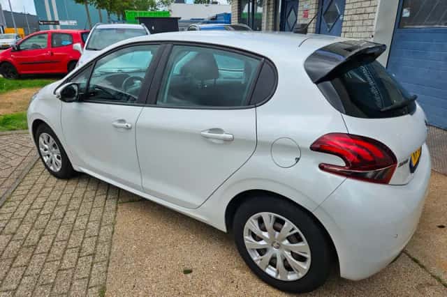 Peugeot 208 (2016) thumbnail 3