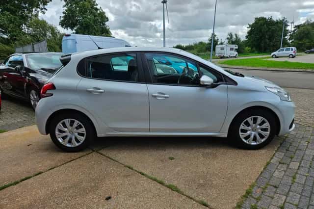 Peugeot 208 (2016) thumbnail 6
