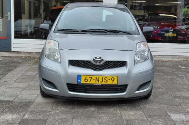 Toyota Yaris (2010) thumbnail 2