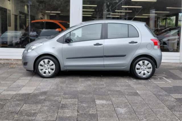 Toyota Yaris (2010) thumbnail 3