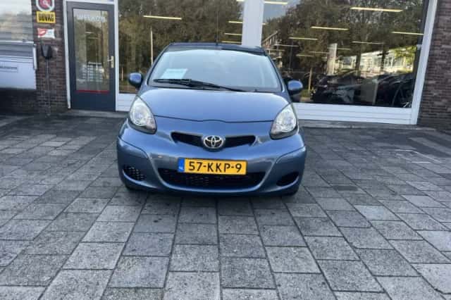 Toyota Aygo (2010) thumbnail 2