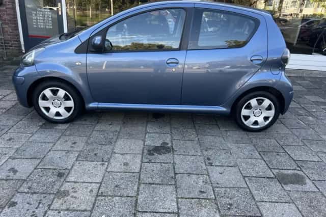 Toyota Aygo (2010) thumbnail 3