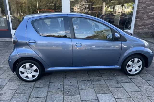Toyota Aygo (2010) thumbnail 4