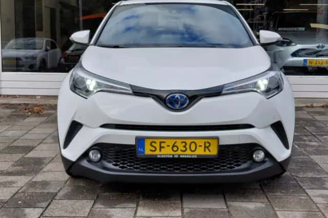 Toyota C-HR (2018) thumbnail 2