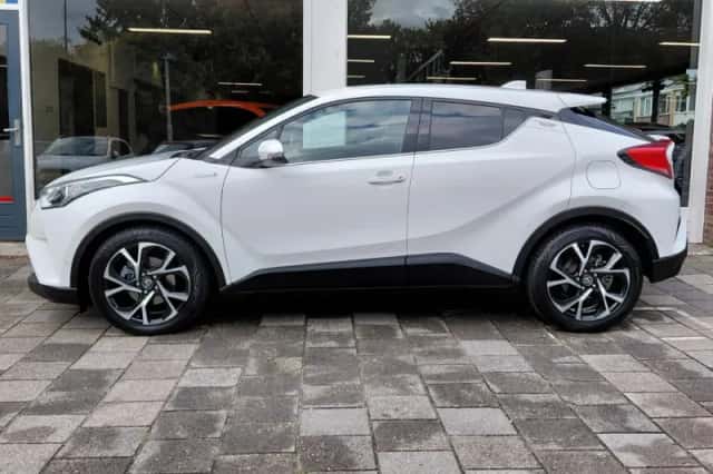 Toyota C-HR (2018) thumbnail 3