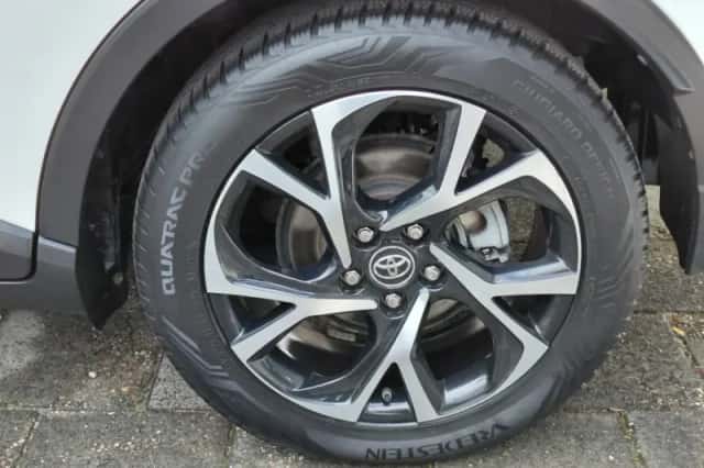 Toyota C-HR (2018) thumbnail 4