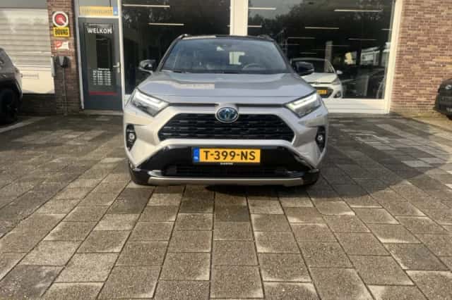 Toyota RAV4 (2023) thumbnail 2