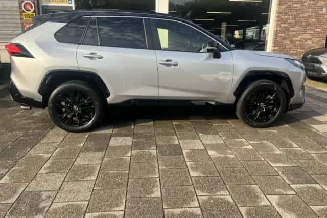 Toyota RAV4 (2023) thumbnail 4