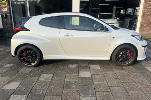 Toyota Yaris (2024) thumbnail 4