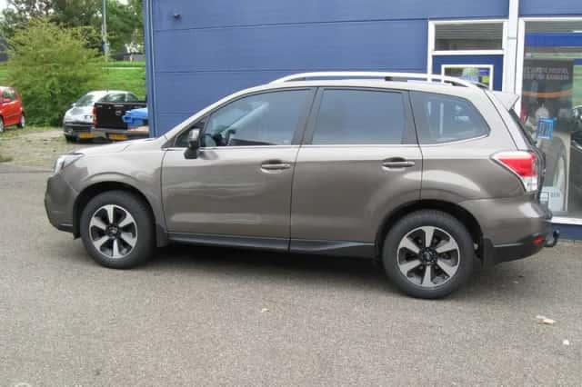 Subaru Forester (2017) thumbnail 4