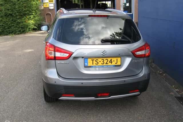 Suzuki S-Cross (2018) thumbnail 6