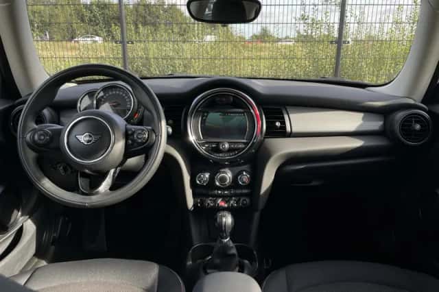 MINI Cooper (2019) thumbnail 3
