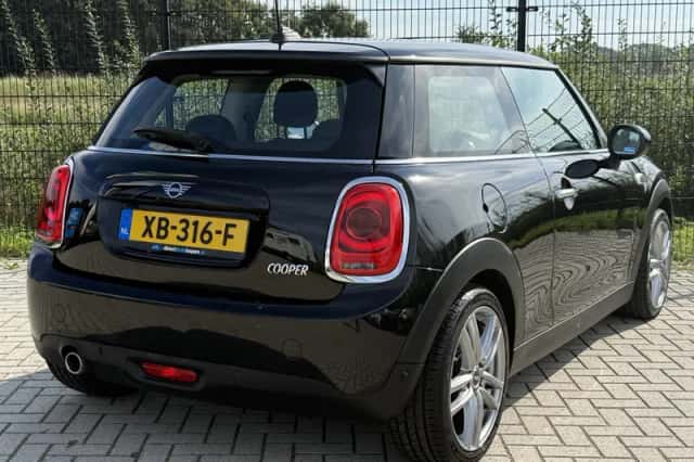 MINI Cooper (2018) thumbnail 2