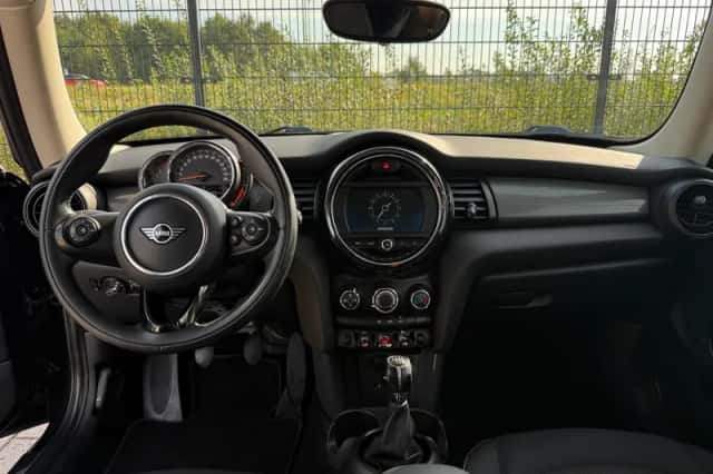 MINI Cooper (2018) thumbnail 3