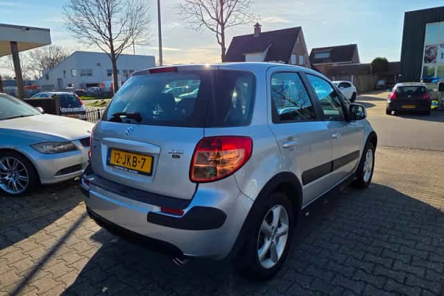Suzuki SX4 (2009) thumbnail 4