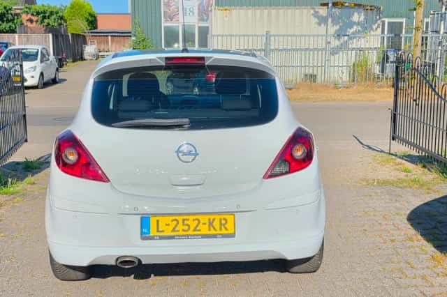 Opel Corsa (2012) thumbnail 5