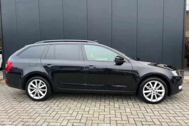Škoda Octavia (2014) thumbnail 3