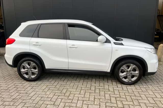 Suzuki Vitara (2016) thumbnail 3