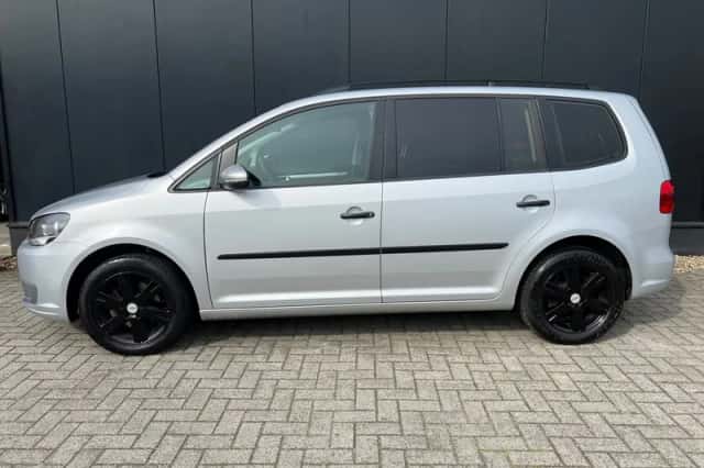 Volkswagen Touran (2011) thumbnail 2