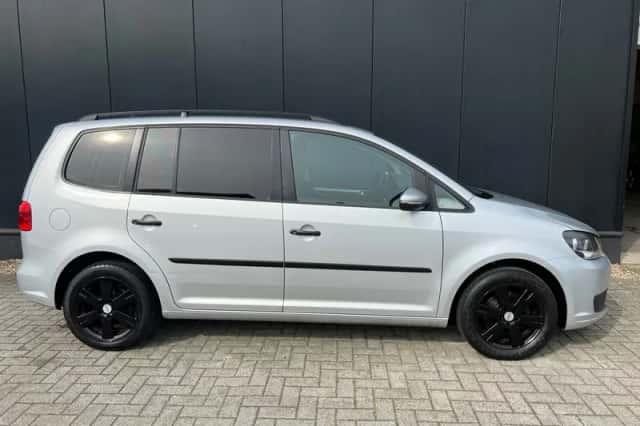 Volkswagen Touran (2011) thumbnail 3