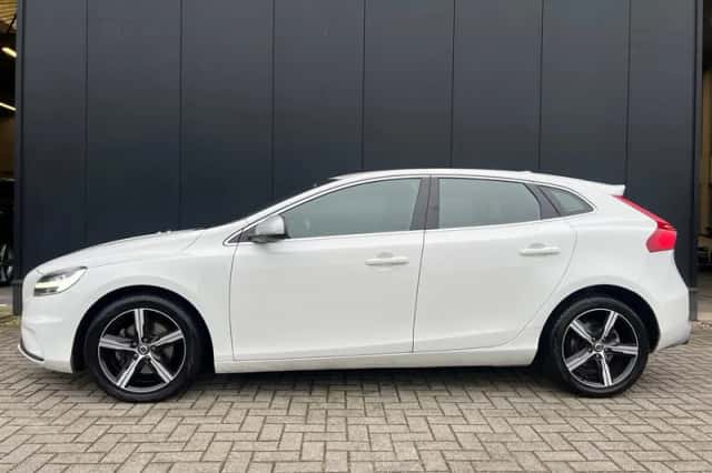 Volvo V40 (2018) thumbnail 2