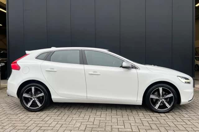Volvo V40 (2018) thumbnail 3
