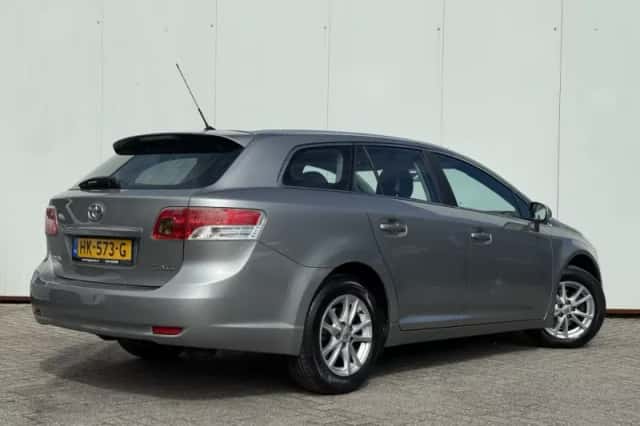 Toyota Avensis (2011) thumbnail 2