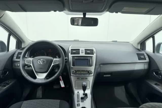Toyota Avensis (2011) thumbnail 3