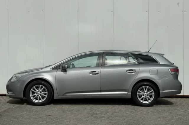 Toyota Avensis (2011) thumbnail 5