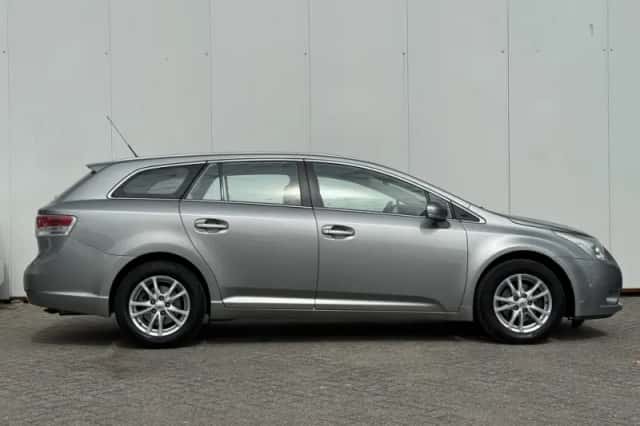 Toyota Avensis (2011) thumbnail 6