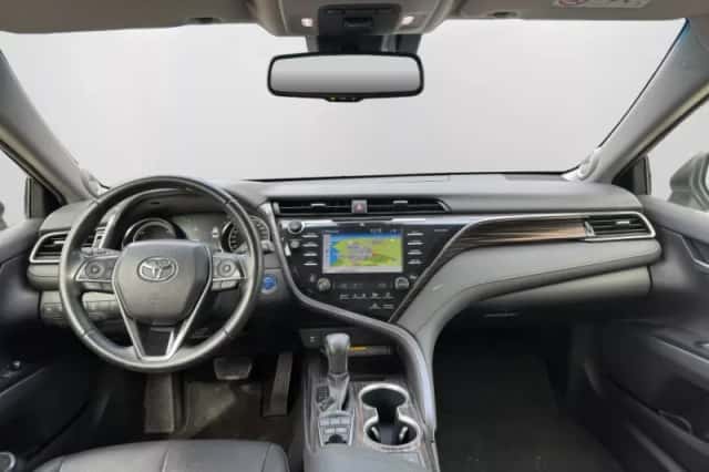 Toyota Camry (2021) thumbnail 2