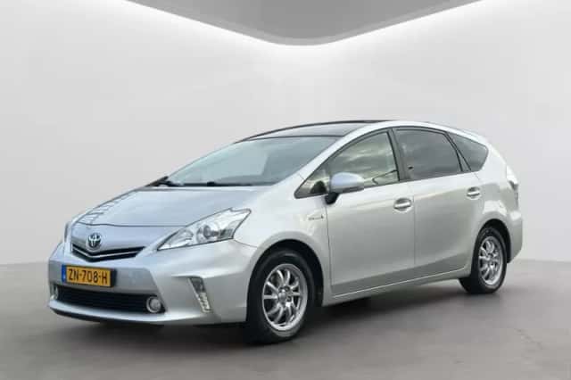 Toyota Prius Wagon (2014) thumbnail 1