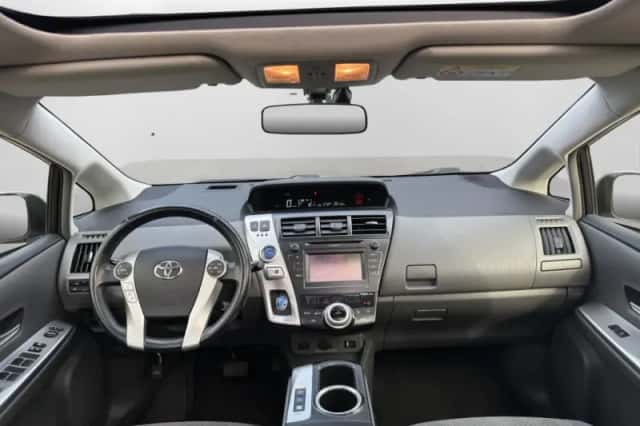 Toyota Prius Wagon (2014) thumbnail 2