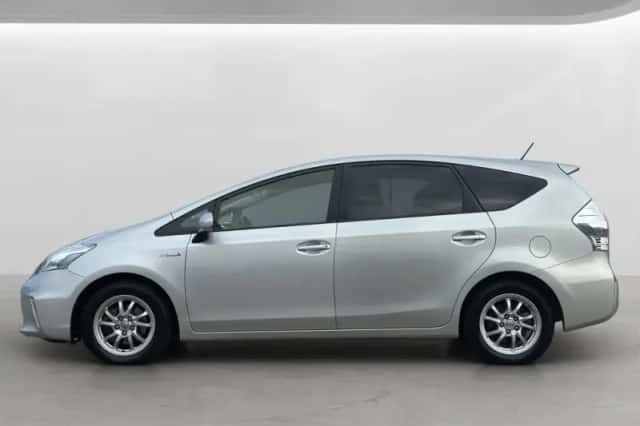 Toyota Prius Wagon (2014) thumbnail 4