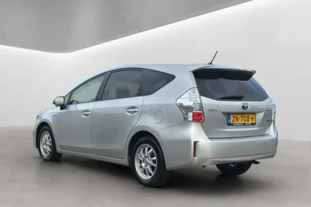 Toyota Prius Wagon (2014) thumbnail 5