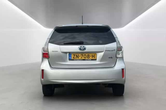 Toyota Prius Wagon (2014) thumbnail 6