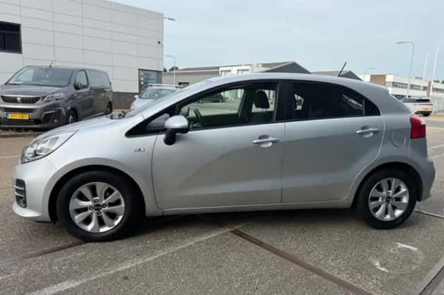 Kia Rio (2017) thumbnail 4