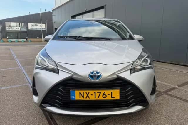 Toyota Yaris (2017) thumbnail 2