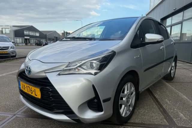 Toyota Yaris (2017) thumbnail 3
